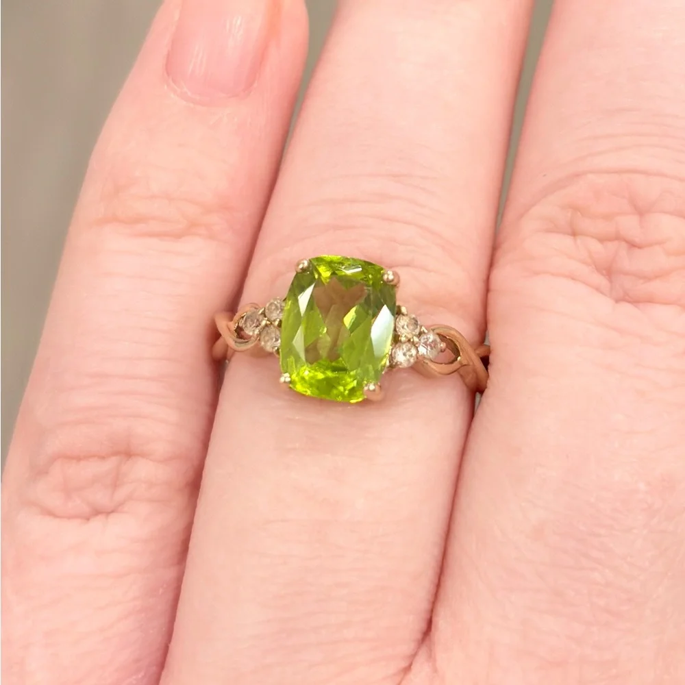 Vintage 10K Gold Peridot Ring: Filigree Band, Quartz Accents, Size 6.75 - Picture 5 of 11